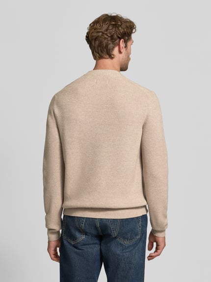 Männermodel trägt Regular Fit Pullover aus Viskose-Mix Modell 'MATTI' von Jake*s Studio Men in Beige, strukturierte Oberfläche, Ganzkörperansicht Rückansicht.