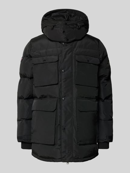 Produktfoto, zwarte gewatteerd jack van Superdry, regular fit met Capuchon, Model 'Everest Expedition', borstzakken, klepzakken, knoop- en ritssluiting, ruglengte 85 cm, schouderbreedte 51 cm, borstwijdte 64 cm, mouwlengte 68 cm, Heren
