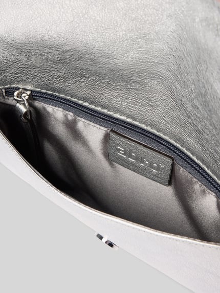 Produktfoto, Clutch aus echtem Leder mit Strukturmuster von Abro, silbergrau, Reißverschlussfach innen, Label-Detail sichtbar, glatte und strukturierte Texturoberfläche, Hauptfach mit Umschlag und Magnetverschluss, 23x14x4 cm