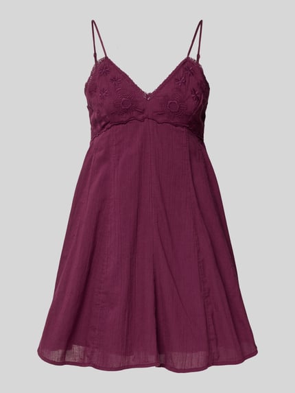 Produktfoto, Minikleid aus reiner Baumwolle Modell 'PANOLA' von Only, Optik: Unifarben, tailliert, Mini-Länge, V-Ausschnitt, Smok-Einsatz, Stickerei, verstellbare Spaghettiträger, leichte Struktur, satte bordeauxrote Farbe.