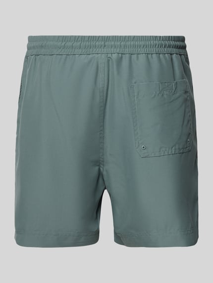 Produktfoto, Regular Fit Badeshorts mit Logo-Stitching Modell 'Chase' von Carhartt Work In Progress, grün, elastischer Bund, glatte Oberfläche