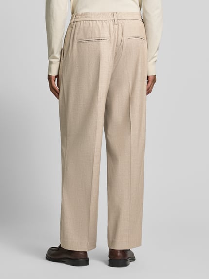 Männermodel trägt Hose mit Streifenmuster und Bügelfalten Modell 'GRANT' von Casual Friday im Wide-Fit Material-Mix, Ganzkörperansicht Rückansicht.