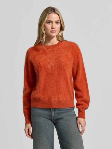 Frauenmodel trägt Regular Fit Pullover aus reinem Kaschmir von Jake*s Casual in leuchtendem Orange, weiche Textur, Ganzkörperansicht von vorne.