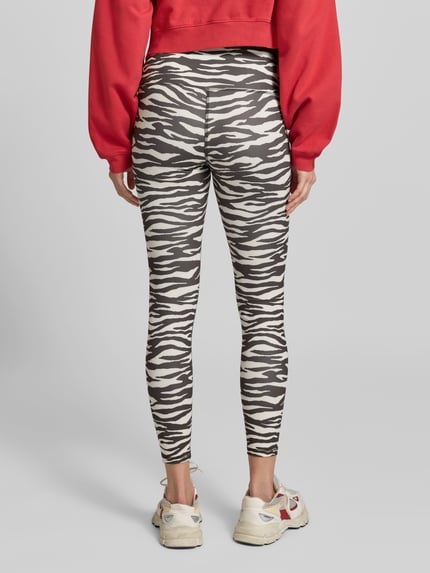 Kobiece modelka ma na sobie legginsy z dodatkiem streczu od Juvia, Mieszanka materiałów, krój skinny fit, szeroki elastyczny pas, długość do kostek, długość wewnętrzna nogawki w rozmiarze S: 65 cm, szerokość w rozmiarze S: 34 cm, widok całej sylwetki z tyłu