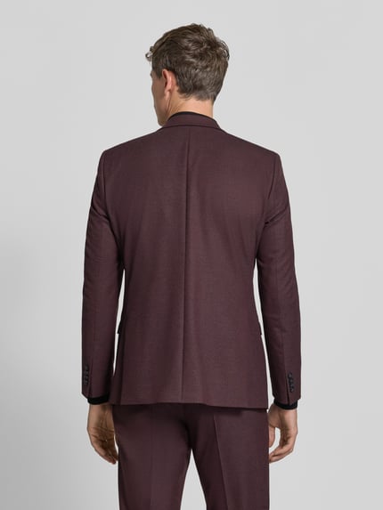 Männermodel trägt Regular Fit Sakko mit Viskose-Anteil von ROY ROBSON in Dunkelrot, glatte Struktur, Ganzkörperansicht Rückansicht. Elastischer Material-Mix mit Viskose, Reverskragen, 2-Knopfleiste, Pattentaschen, Bundweite 45 cm, Rückenlänge 75 cm, Schulterbreite 39 cm, Ärmellänge 65 cm, Innenbeinlänge 58 cm bei Größe 50.