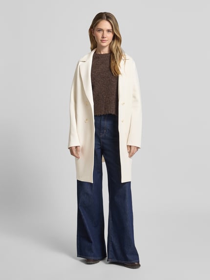 Frauenmodel trägt Mantel mit Reverskragen und Eingrifftaschen von WHITE LABEL, weiß, Baumwoll-Mix, Regular Fit, Zweireiher, Ganzkörperansicht von vorne.