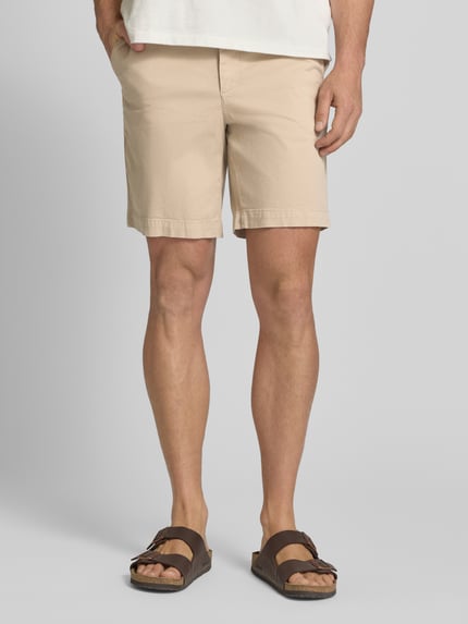 Männermodel trägt Regular Fit Chinoshorts aus Baumwoll-Mix Modell 'CHINO' von Armedangels, Optik: Unifarben, Label-Applikation, Eingrifftaschen, Knopf und verdeckter Reißverschluss, Gesäßtasche, Passform: Regular, Material: Baumwoll-Mix, Ganzkörperansicht von vorne.