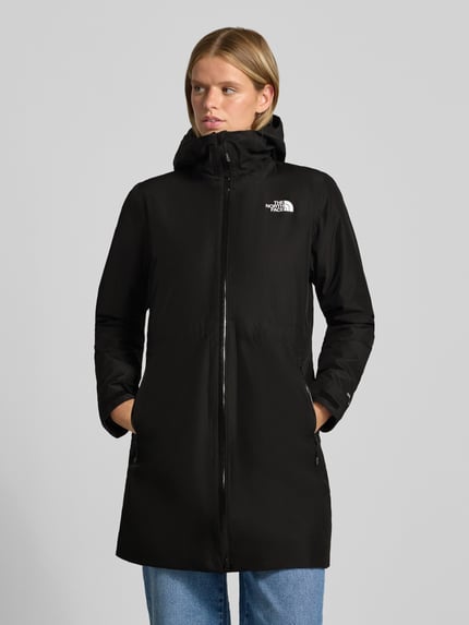 Frauenmodel trägt Jacke mit Kapuze und Zweiwege-Reißverschluss Modell 'HIKESTELLER' von The North Face, Schwarz, Ganzkörperansicht von vorne. Regular Fit, Logo, Reißverschlusstaschen, Damenjacke, glatte Oberfläche, Kontext: Rückenlänge 86 cm, Schulterbreite 41 cm, Brustweite 52 cm, Ärmellänge 65 cm.