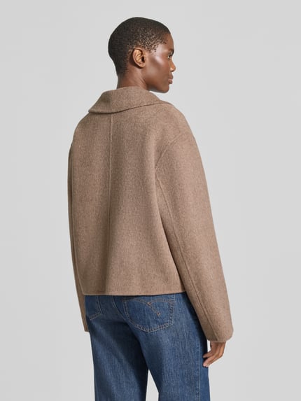 Frauenmodel trägt Regular Fit Jacke aus Woll-Mix von Jake*s Collection in Hellbraun, strukturierte Oberfläche, Ganzkörperansicht Rückansicht.