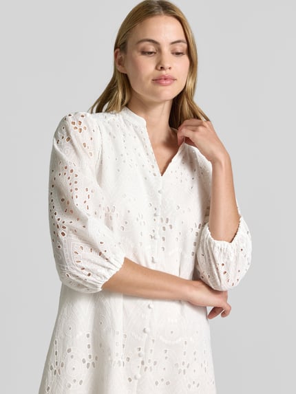 Vrouwenmodel draagt knielanges Kleid mit Lochstickerei van More & More in wit, katoenmix, a-lijn, knielang, detailopname bovenlichaam.