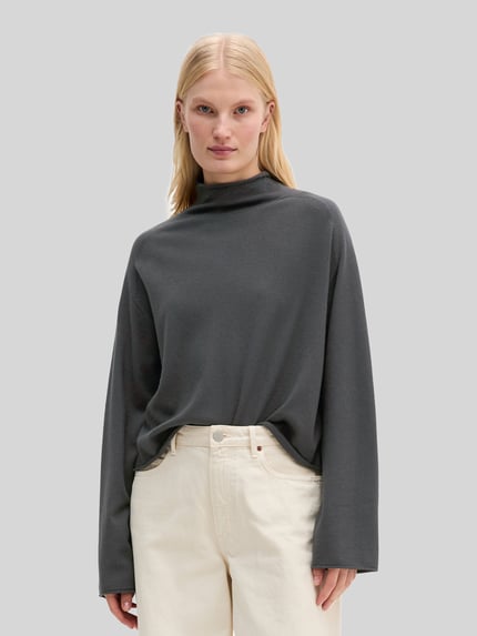 Frauenmodel trägt Rollkragenpullover mit Mock Neck von MARC O'POLO in dunklem Uni, lockerer Cropped Fit, Feinstrick-Struktur, Nahaufnahme Oberkörper.