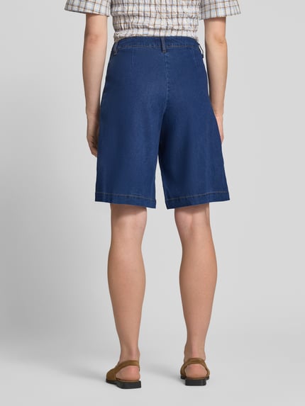Kobiece model prezentuje szorty Straight Fit Shorts aus Lyocell-Mix model 'Solda' od FREE/QUENT, kolor granatowy, wpuszczane kieszenie, elastyczna mieszanka lyocellu z dodatkiem wiskozy, zapięcie na guzik i zamek błyskawiczny, szerokość w rozmiarze S: 39 cm, długość wewnętrzna nogawki w rozmiarze S: 28 cm, widok całej sylwetki od tyłu.
