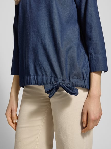 Vrouwenmodel draagt Blusenshirt im Denim-Look mit 3/4-Arm van Christian Berg Woman, mix van katoen en lyocell, regular fit, ronde hals, denimlook, 3/4-mouw, close-up bovenlichaam