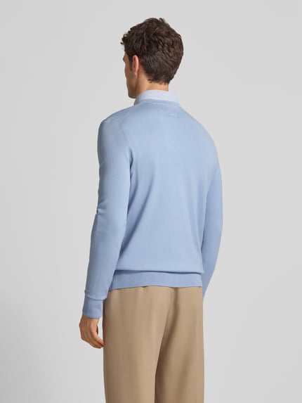 Männermodel draagt Regular Fit Gebreide pullover uit viscosemix Model 'SAN CODY-CV' van HUGO, look: effen, labelopschrift, lange mouwen, ronde hals, geribde rompzoom en mouwboord, materiaalverwerking: knitwear, kleur: lichtblauw, detail: regular fit pasvorm, Ganzkörperansicht Rückansicht.