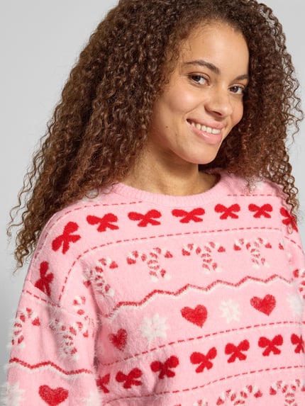 Frauenmodel trägt Pullover mit Santa Schriftzug von ONLY, mehrfarbig, Strickoptik, Motiv-Print, Rundhals, Nahaufnahme Oberkörper