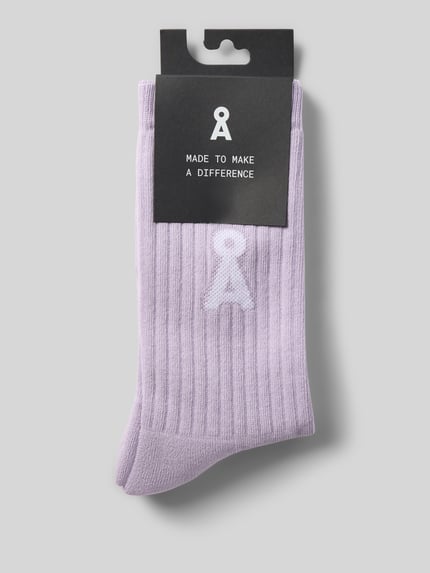 Produktfoto, helllila gerippte Socken aus Baumwoll-Mix Modell 'SAAMUS' von ARMEDANGELS, weiche Struktur, rechteckige Form