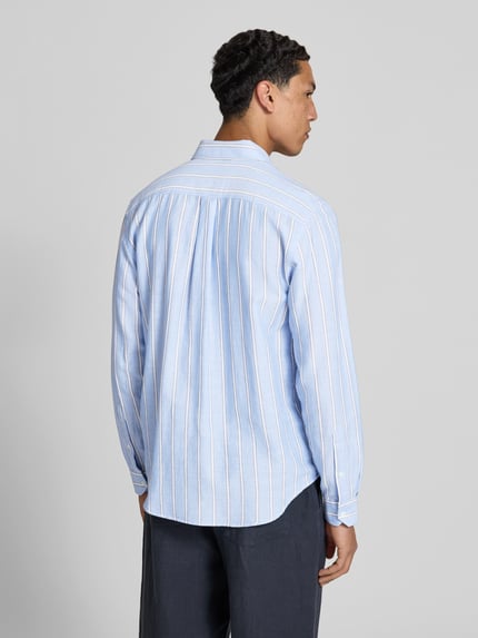 Męski model nosi Regular Fit Freizeithemd aus Baumwolle od Closed, koszula casualowa z bawełny, krój regular fit, listwa guzikowa na całej długości, brustasza, krój z długim rękawem, długość tyłu w rozmiarze M: 76 cm, szerokość w rozmiarze M: 45 cm, długość rękawów w rozmiarze M: 69 cm; niebieskie paski, struktura gładka, całość w jasnych odcieniach, widok całej sylwetki z tyłu