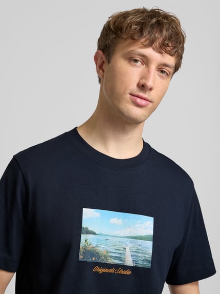 Männermodel trägt T-Shirt mit Rundhalsausschnitt Modell 'JORNORREBRO' von Jack & Jones in Dunkelblau, reine Baumwolle, Nahaufnahme Oberkörper