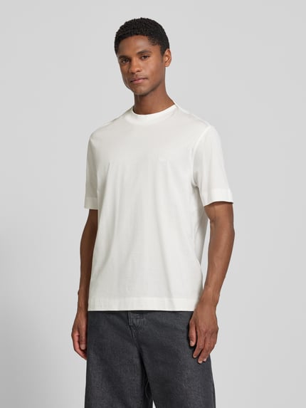 Männermodel trägt weißes T-Shirt mit Rundhalsausschnitt von Emporio Armani, Regular-Fit, glatte Textur, 1/2-Arm, Rückenlänge 71 cm, Ganzkörperansicht von vorne.