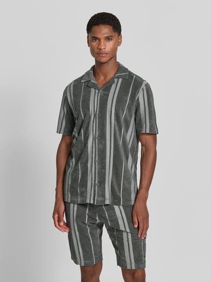 Männermodel trägt Regular Fit Freizeithemd in Frottee-Optik von Tom Tailor in Grau mit Streifen, Textur matt, Ganzkörperansicht von vorne. Herren Freizeithemd von Tom Tailor.