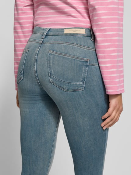 Frauenmodel trägt Skinny Fit Jeans aus Baumwoll-Mix Modell 'POWER' von ONLY, hellblaue Waschung, glatte Textur, Nahaufnahme Rückansicht, Damen Skinny Fit Jeans von ONLY.