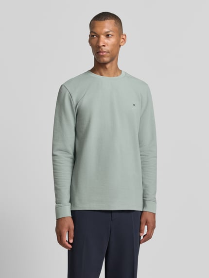 Männermodel trägt Pullover aus Baumwoll-Mix von Christian Berg Men in hellem Grün, gerader Schnitt, Rundhalsausschnitt, elastische Ärmelbündchen, Rückenlänge 70 cm, Ganzkörperansicht von vorne.
