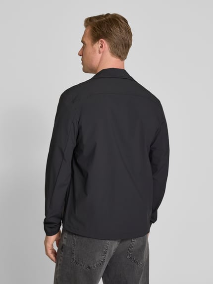 Mannelijk model draagt Regular Fit Jacke met omlegkraag model 'Motion' van SCANDINAVIAN EDITION, elastische materiaalmix in zwart, schouderbreedte 45 cm, ruglengte 73 cm, borstwijdte 50 cm, mouwlengte 66 cm, napoleonzak, tweewegritssluiting, steekzakken, productfoto, volledige lichaamsaanzicht achterkant.