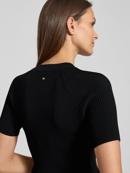 Kobiece model prezentuje czarne, prążkowane Knielanges Strickkleid in Ripp-Optik mit 1/2-Arm od ARMANI EXCHANGE z mieszanki wiskozy, widok z tyłu zbliżenie.