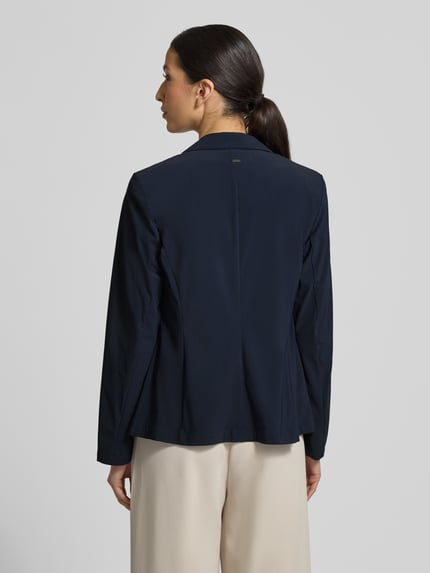 Vrouwenmodel draagt Slim Fit Blazer met knoopsluiting van WHITE LABEL in donkerblauw, materiaalmix met stretch en steekzakken, ruglengte maat 36 61 cm, borstwijdte 50 cm, mouwlengte 61 cm, blazer met reverskraag; geheellichaamsaanzicht rugaanzicht.