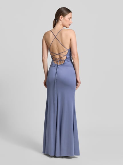 Vrouwenmodel draagt Slim Fit Abendkleid met ruches van Laona in lila met maxilengte, mouwloos design, rugriem, ruglengte 150 cm, bustebreedte 40 cm. Ganzkörperansicht Rückansicht.