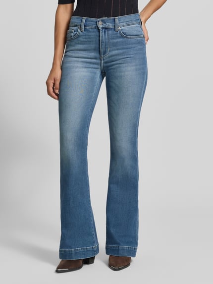 Frauenmodel trägt Flared Jeans mit Eingrifftaschen von Liu Jo White, blauer Baumwoll-Mix, Used-Look, Ganzkörperansicht von vorne.