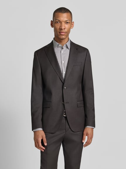 Männermodel trägt Slim Fit 2-Knopf-Sakko mit Pattentaschen Modell 'Move Alesso' von DIGEL, Schurwoll-Elasthan-Mix, Reverskragen, Ganzkörperansicht von vorne. Rückenlänge bei Größe 50: 74 cm, Schulterbreite: 46 cm, Ärmellänge: 67 cm.