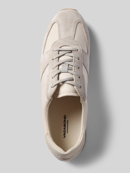 Produktfoto, Low Top Sneaker aus Rindsleder-Textil-Mix Modell 'YASMIN' von Vagabond, beżowe zamszowe i skórzane tekstury, okrągły nosek, płaska podeszwa, strukturalna podeszwa, sznurowane, tłoczone logo