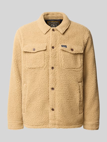 Produktfoto, Regular Fit Hemdjacke aus Fleece von Superdry in Beige, Kentkragen, Knopfleiste, Brust- und Eingrifftaschen, strukturierte Oberfläche, Rückenlänge 72 cm bei Größe M