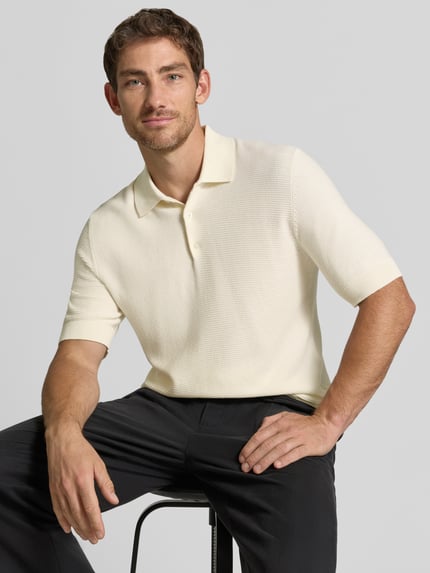Männermodel trägt Slim Fit Poloshirt aus katoenmix in tricotlook van Matinique in crème, Heren, met korte mouwen, Ruglengte bij maat M: 72 cm, Nahaufnahme Oberkörper