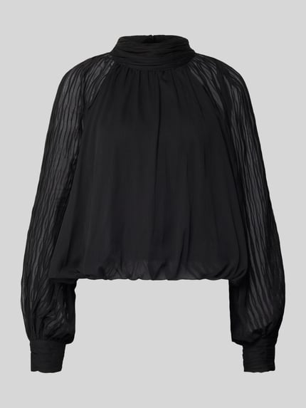 Produktfoto, schwarzes Blusenshirt mit Stehkragen Modell 'OLERA' von YAS, regular fit, fließender Stoff, lange Ärmel, Vorderansicht, ruglengte 45 cm, mouwlengte 75 cm