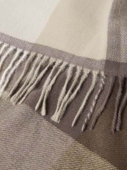 Produktfoto, Schal im Allover-Look mit Fransen von MCNEAL zeigt rechteckige Form, Material-Mix mit Viskose-Anteil, beige und braune Töne, strukturierte Textur