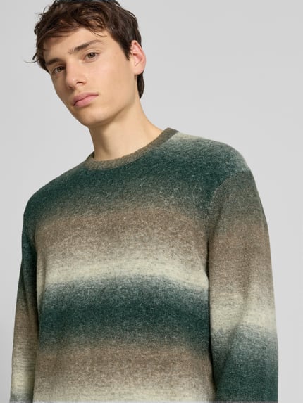 Männermodel trägt Regular Fit Strickpullover mit Baumwoll-Anteil Modell 'BERTIL' von Only & Sons, Optik: Allover-Muster, Nahaufnahme Oberkörper.
