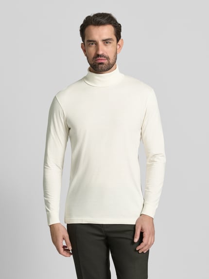Männermodel trägt Longsleeve mit Rollkragen von RAGMAN aus reiner Baumwolle, Regular Fit, gerippte Ärmelabschlüsse, Ganzkörperansicht von vorne.