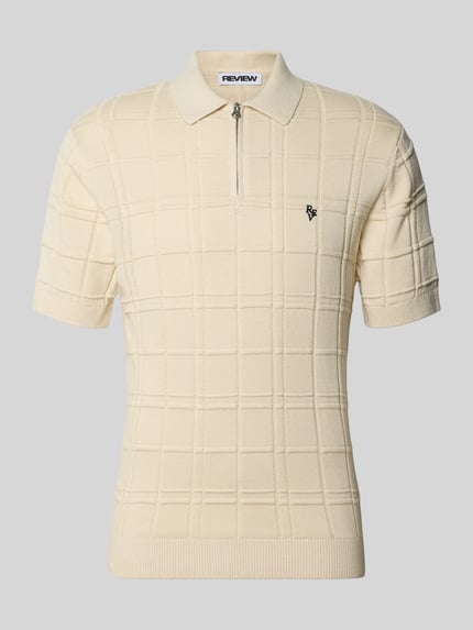 Produktfoto, Modern Fit Poloshirt mit Logo-Stitching von REVIEW aus Reine Baumwolle mit Strukturmuster, Polokragen, kurzem Reißverschluss, cremefarben