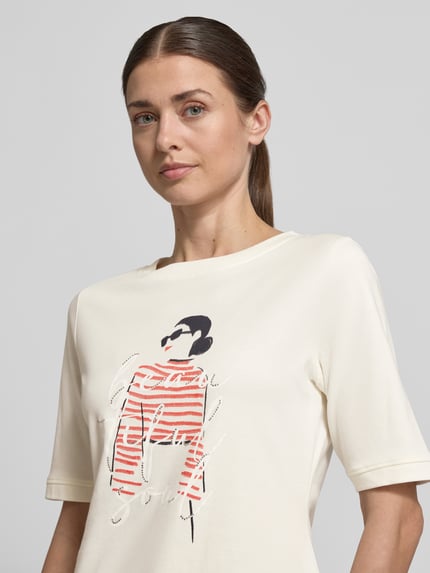Kobiece model prezentuje Regular Fit T-Shirt aus reiner Baumwolle od s.Oliver BLACK LABEL, jednokolorowy, nadruk z motywem, okrągły dekolt, krótki rękaw, dżersej, bawełna; zbliżenie na górną część ciała
