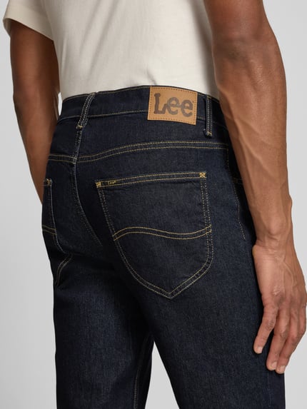 Männermodel trägt Slim Fit Jeans im 5-Pocket-Design Modell 'LUKE' von Lee, dunkelblauer Baumwoll-Mix, Detailaufnahme Rückansicht.