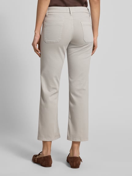 Frauenmodel trägt Cropped Jeans mit Bügelfalten und Eingrifftaschen von Cambio in Beige, Baumwoll-Mix, Bundweite 39 cm, Rückansicht.