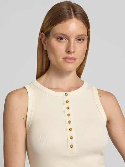 Frauenmodel trägt Tanktop mit Knopfleiste von Jake*s Casual in Creme, Baumwoll-Elasthan-Mix, Slim-Fit, Ripp-Optik, Rundhalsausschnitt, Rückenlänge bei Größe S: 53 cm, Nahaufnahme Oberkörper.