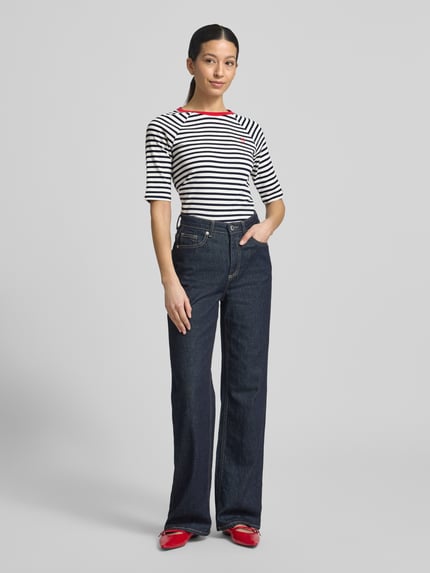 Frauenmodel trägt Shaped Fit T-Shirt aus reiner Baumwolle von Tom Tailor Denim, unifarben-gestreift, Rundhals, kurzarm, Feinripp, Ganzkörperansicht von vorne.
