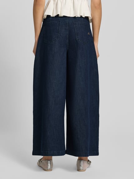 Frauenmodel trägt Palazzo-Jeans mit Gesäßtaschen Modell 'Liv' von Buena Vista, weites Bein, dunkelblauer Denim, Ganzkörperansicht Rückansicht.