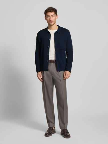 Mannenmodel draagt Regular Fit Strickjacke aus reiner Baumwolle van Marc O'Polo, donkerblauw, unikleur, polokraag, fijne katoen, totale vooraanzicht.