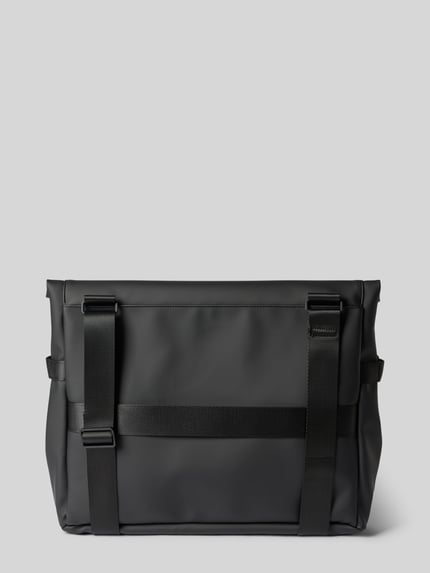 Produktfoto, Messenger Bag mit Logo-Detail von Rains in Schwarz, glatte Oberfläche, breite Form, Druckknöpfe, verstellbarer Schulterriemen, Hauptfach mit Überschlag.