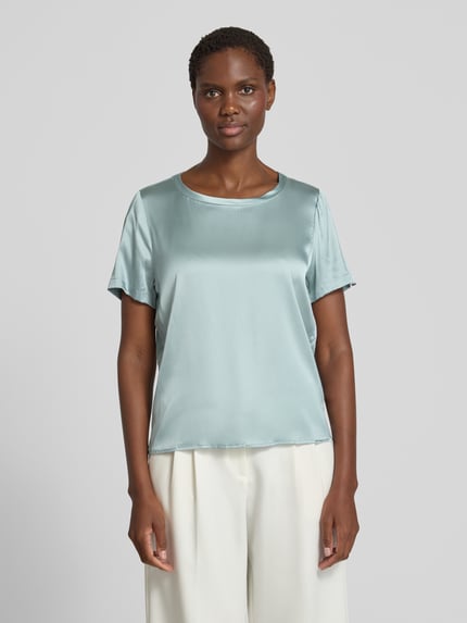 Frauenmodel trägt Blusenshirt aus Satin mit Rundhalsausschnitt von Christian Berg Woman Selection in hellblau, glatte Textur, Ganzkörperansicht von vorne