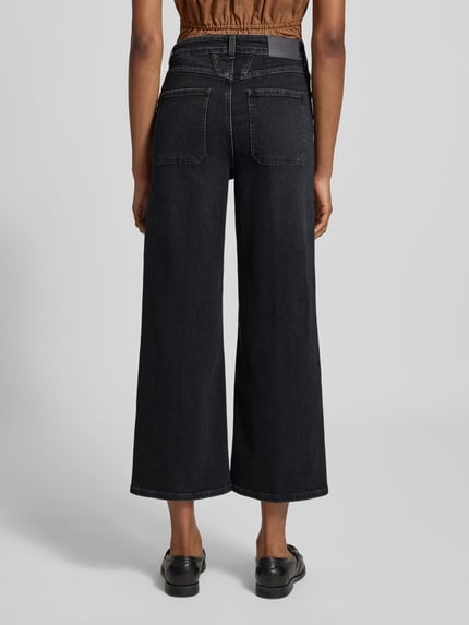 Vrouwenmodel draagt Wide Fit Jeans aus Baumwoll-Mix Model 'Wera' van closed, donkergrijs 5-pocketmodel met logopatch, Ganzkörperansicht Rückansicht.